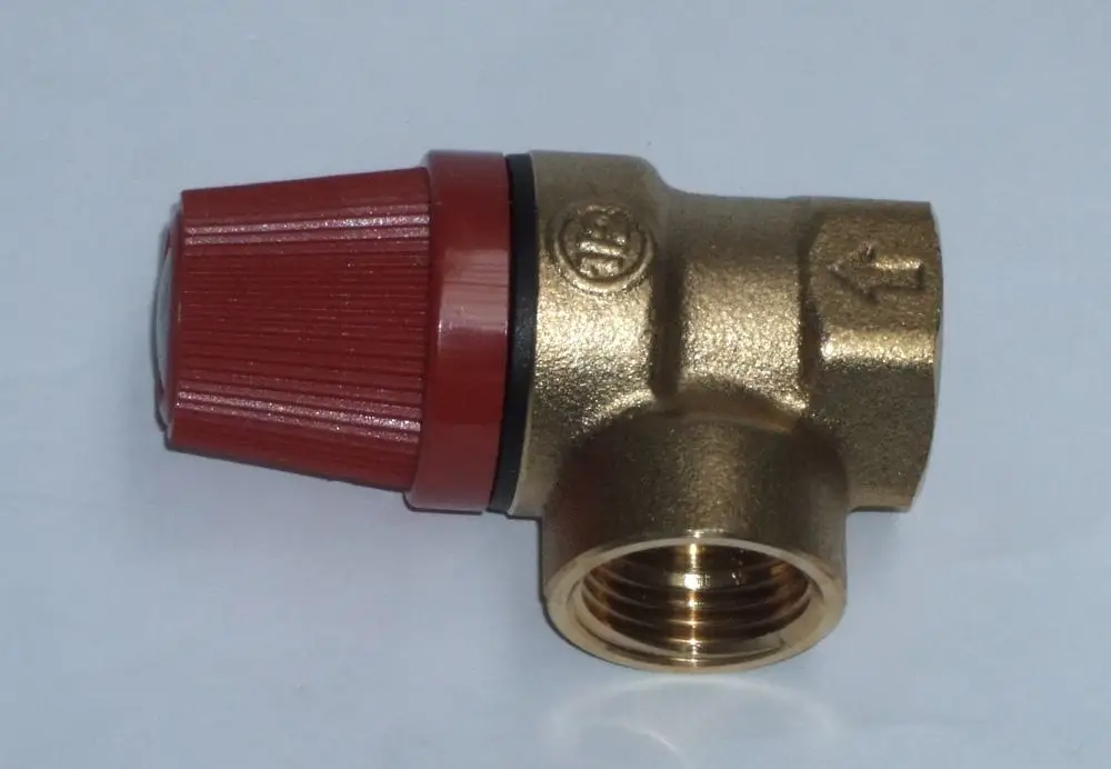 Sicherheitsventil mit rotem Drehknopf und goldfarbener Metalloberfläche, geeignet für Anwendungen in Heizsystemen, möglicherweise von der Marke Daikin.